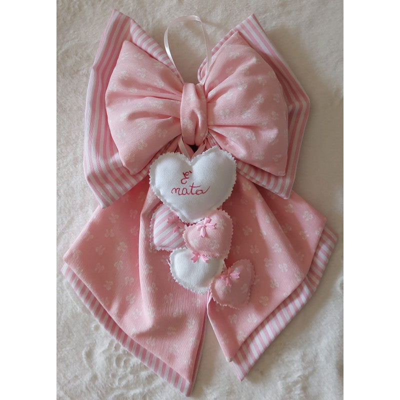 Lazo de nacimiento artesanal rosa con corazones