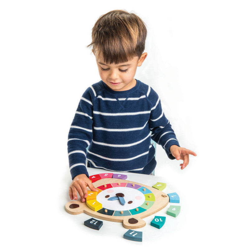 Reloj de números y colores de madera