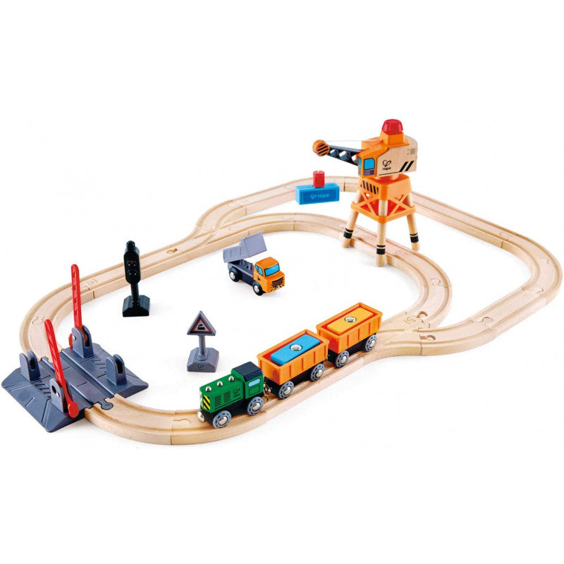 Pista para tren con paso a nivel y grúa