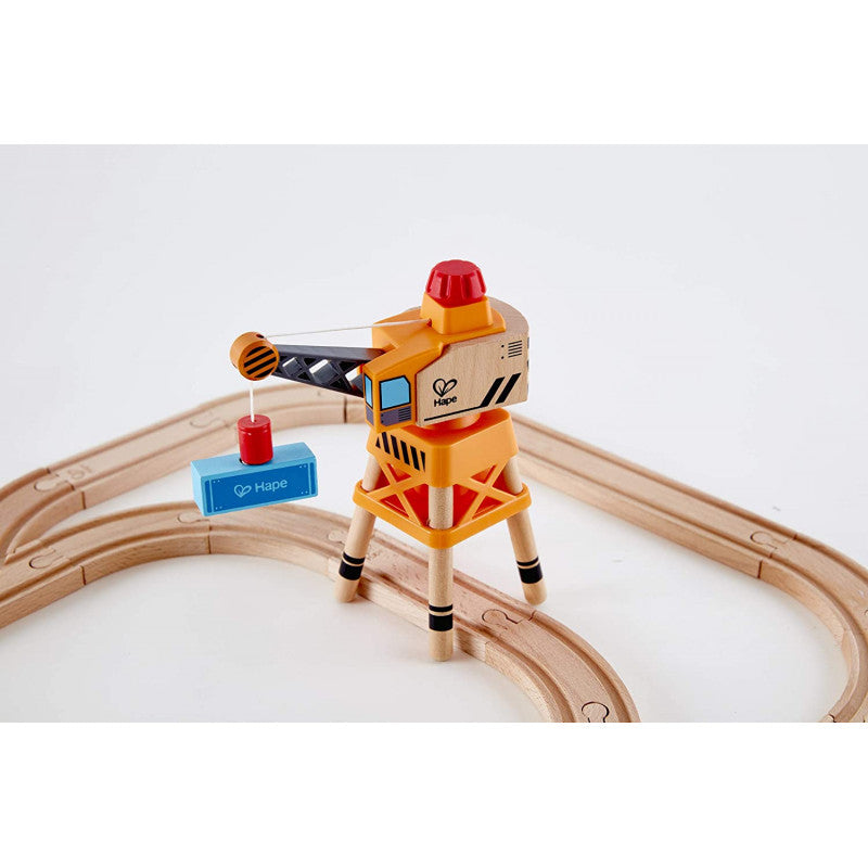 Pista para tren con paso a nivel y grúa